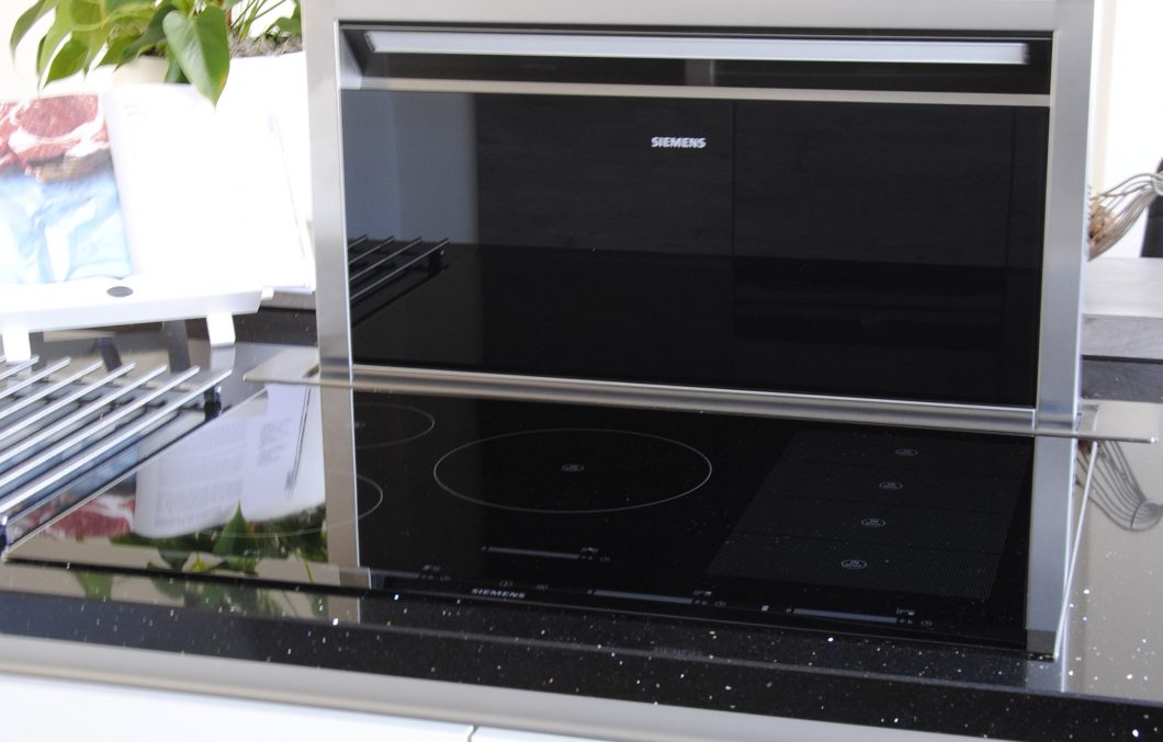 Moderne keuken met downdraft in Hardinxveld-Giessendam