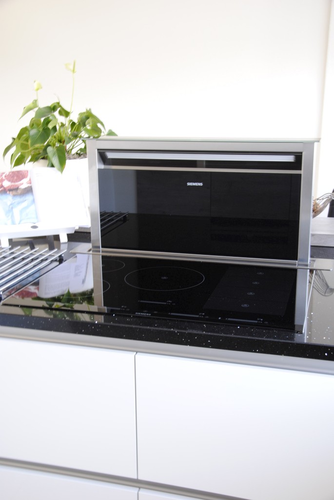 Moderne keuken met downdraft in Hardinxveld-Giessendam