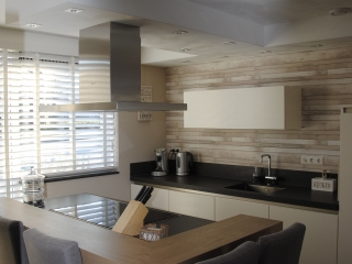 Trendy keuken met wijnklimaatkast.
