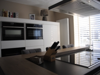 Trendy keuken met wijnklimaatkast.