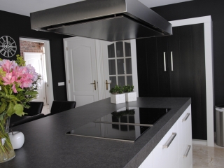 Landelijk moderne keuken zwart-wit Landelijk moderne Pure Dutch keuken in Hardinxveld-Giessendam
