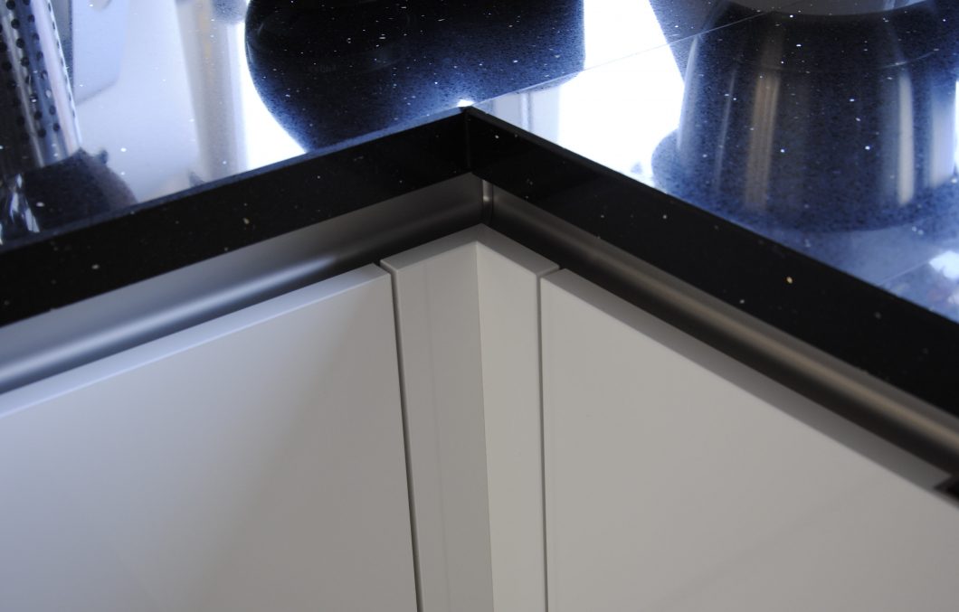 Moderne keuken met downdraft in Hardinxveld-Giessendam