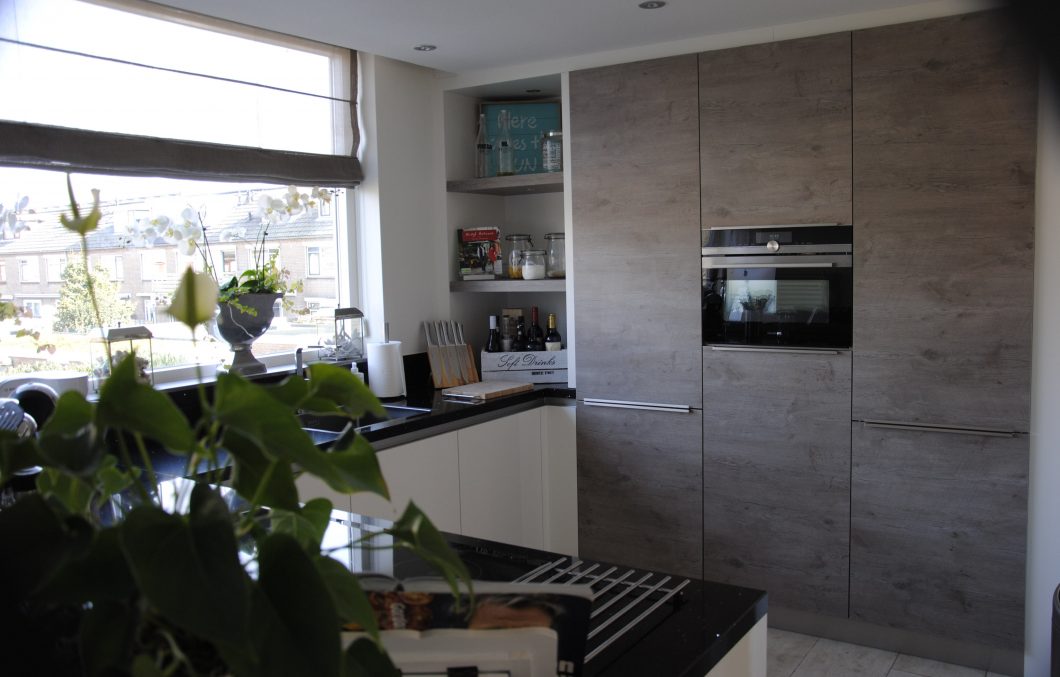Moderne keuken met downdraft in Hardinxveld-Giessendam