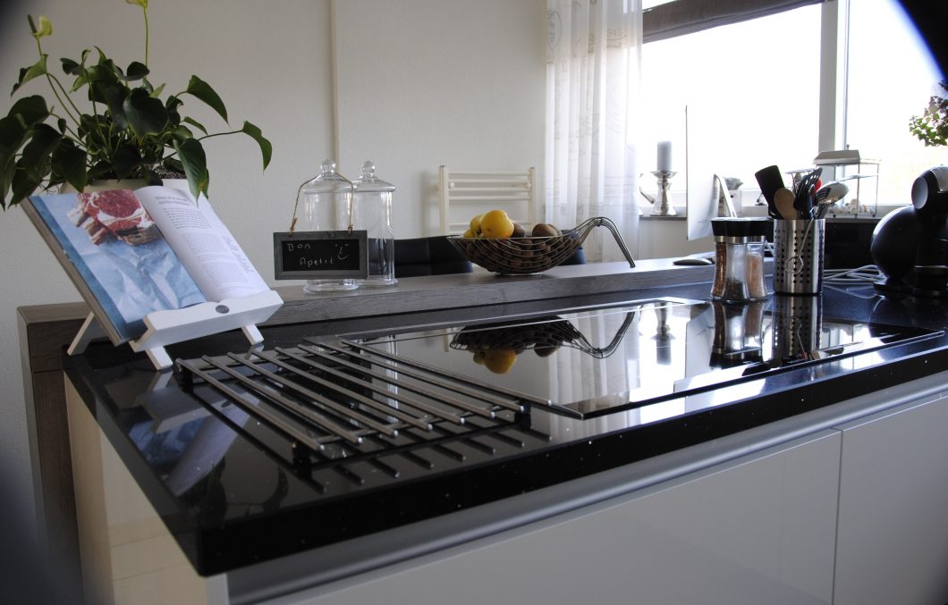 Moderne keuken met downdraft in Hardinxveld-Giessendam