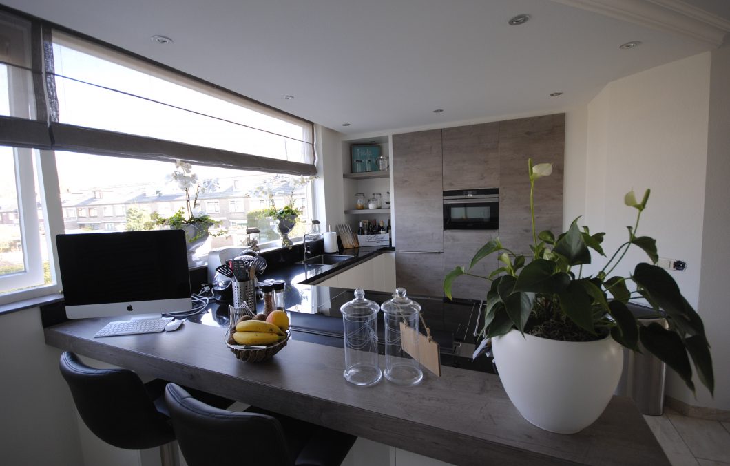 Moderne keuken met downdraft in Hardinxveld-Giessendam