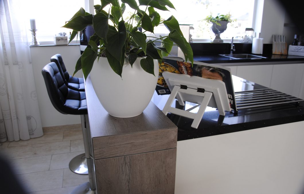 Moderne keuken met downdraft in Hardinxveld-Giessendam
