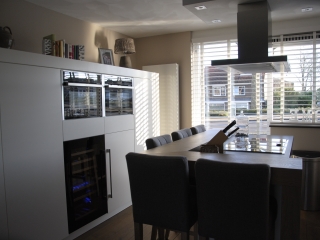 Trendy keuken met wijnklimaatkast.