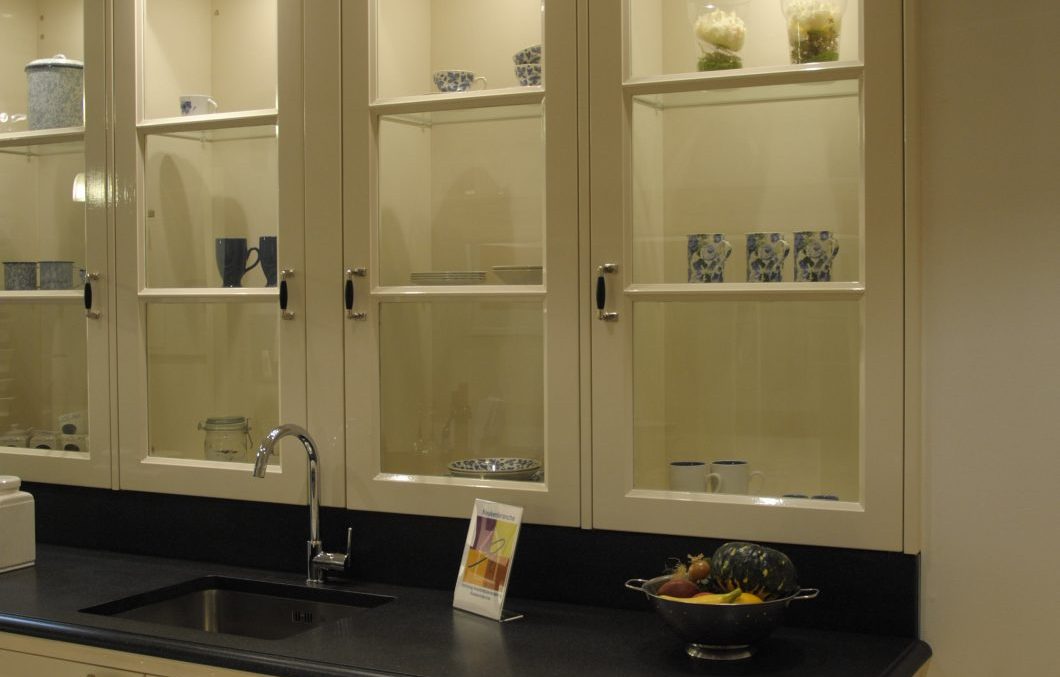 Landelijke showroom keuken met glaskasten