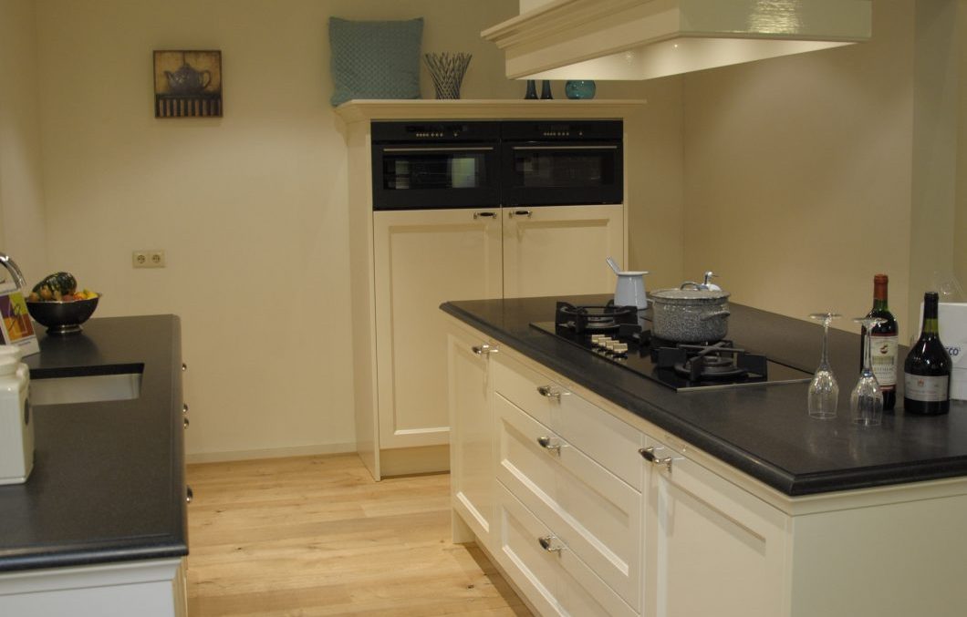 Landelijke showroom keuken met eiland