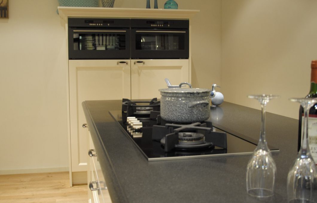 Handgemaakte showroom keuken met kookeiland