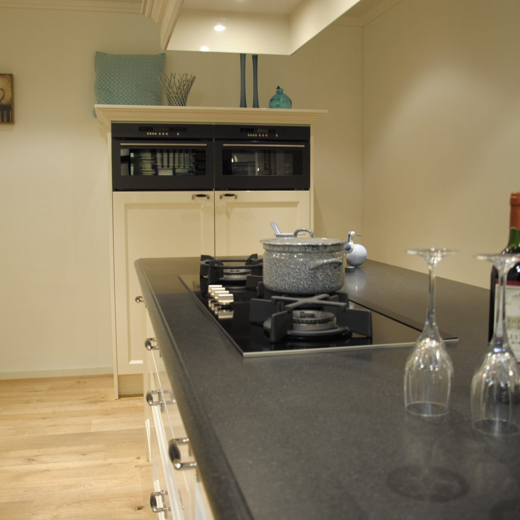 Handgemaakte showroom keuken met kookeiland