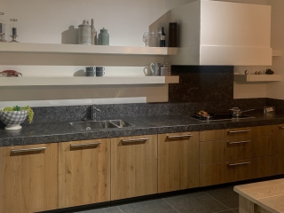 Handgemaakte massief eiken showroom keuken met kastenwand en apparatuur
