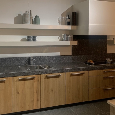 Handgemaakte massief eiken showroom keuken met kastenwand en apparatuur