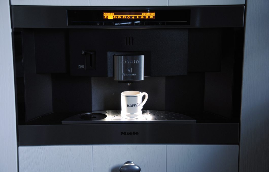 Handgemaakte keuken met koffiezetapparaat