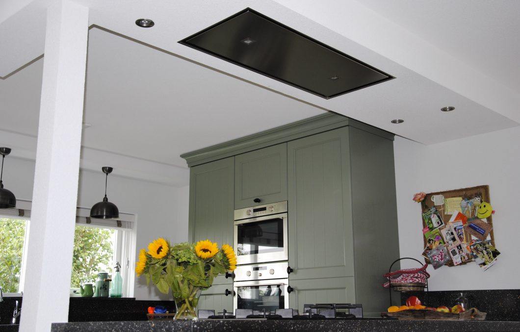 Handgemaakte keuken met plafond unit