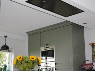 Handgemaakte keuken met plafond unit