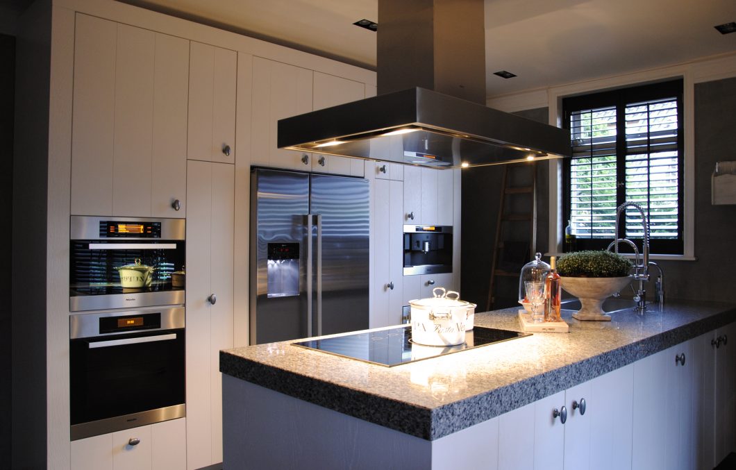 Handgemaakte keuken met schiereiland