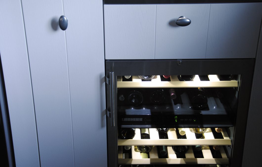 Handgemaakte keuken met wijnklimaatkast