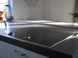 Keuken met inductie kookplaat en twist-pad Keuken met inductie kookplaat en twist-pad