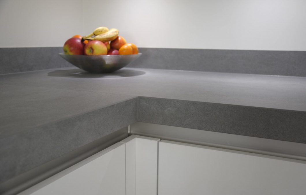 Moderne keuken met keramiek