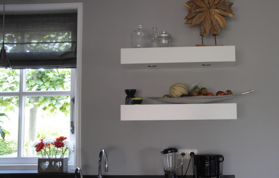 Handgemaakte keuken met wandschappen