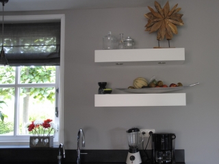 Handgemaakte keuken met wandschappen