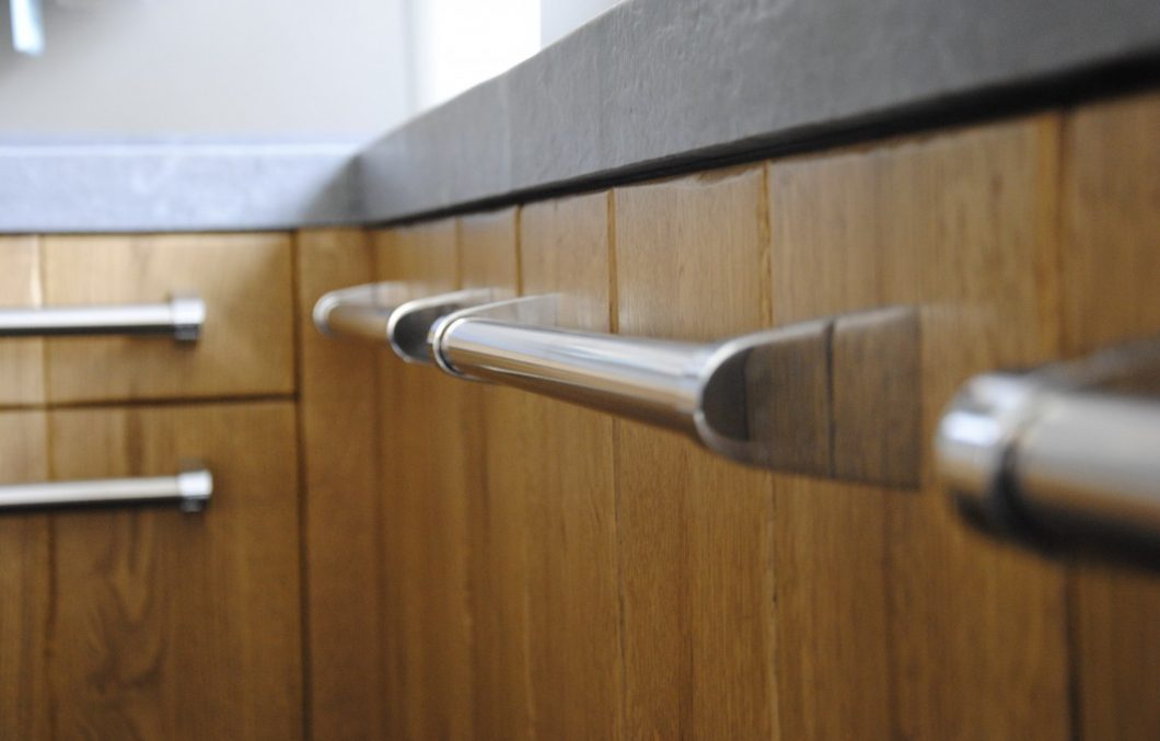 Stoere greep in houten keuken