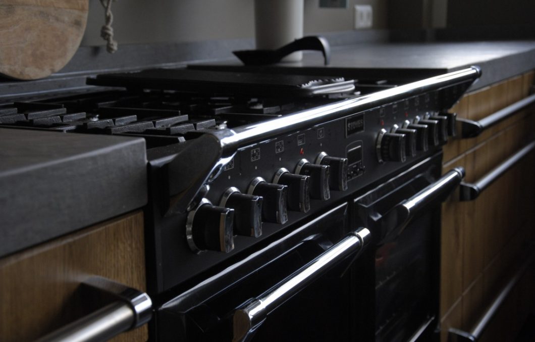 Stoves in handgemaakte keuken