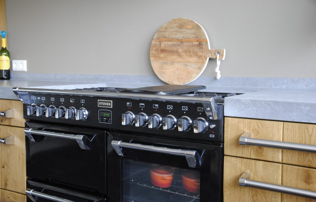 Stoves in houten keuken