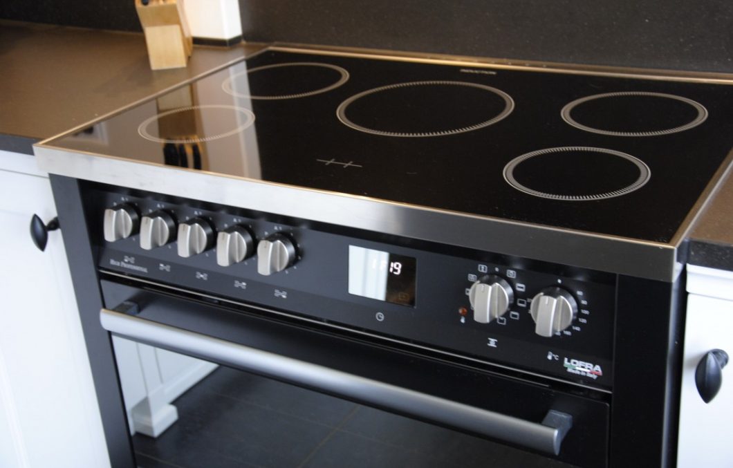 Lofra fornuis in handgemaakte keuken (2)