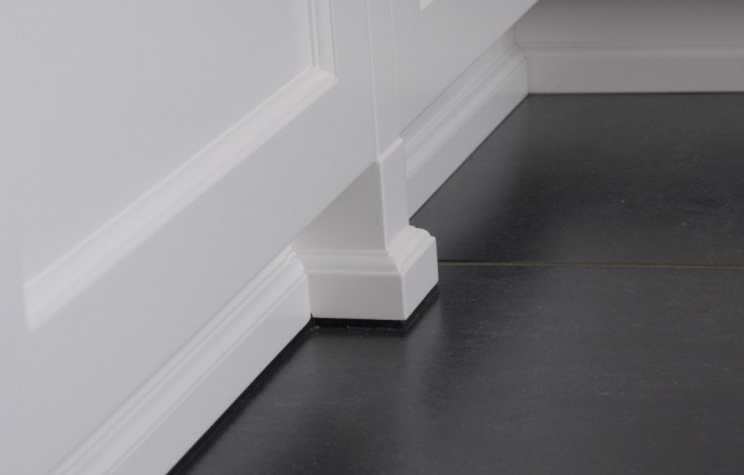 sierlijsten in handgemaakte keuken