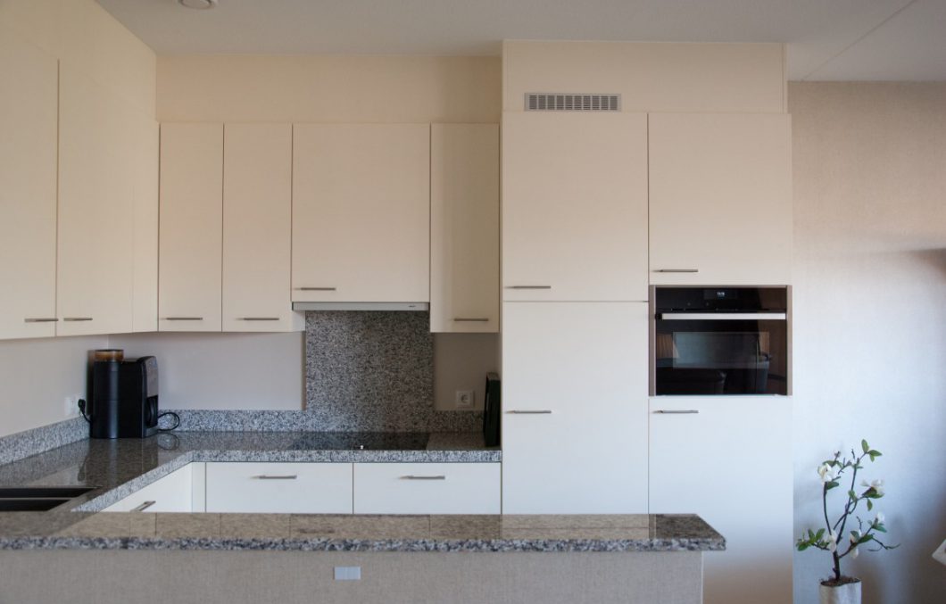 Hoekkeuken met veel bergruimte in appartement in Sliedrecht