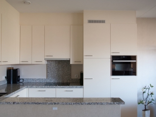 Hoekkeuken met veel bergruimte in appartement in Sliedrecht