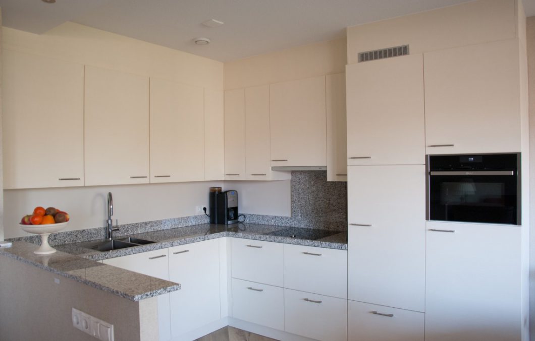 Hoekkeuken met veel bergruimte in appartement in Sliedrecht