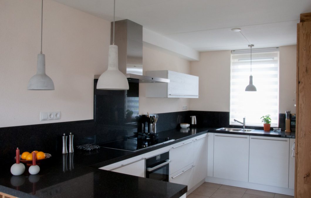 Witte keuken met houtlook in Gorinchem