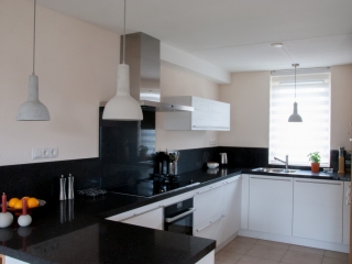 Witte keuken met houtlook in Gorinchem