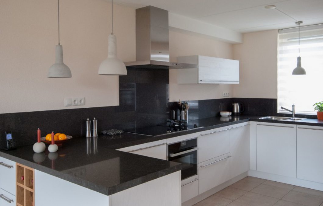 Witte keuken met houtlook in Gorinchem