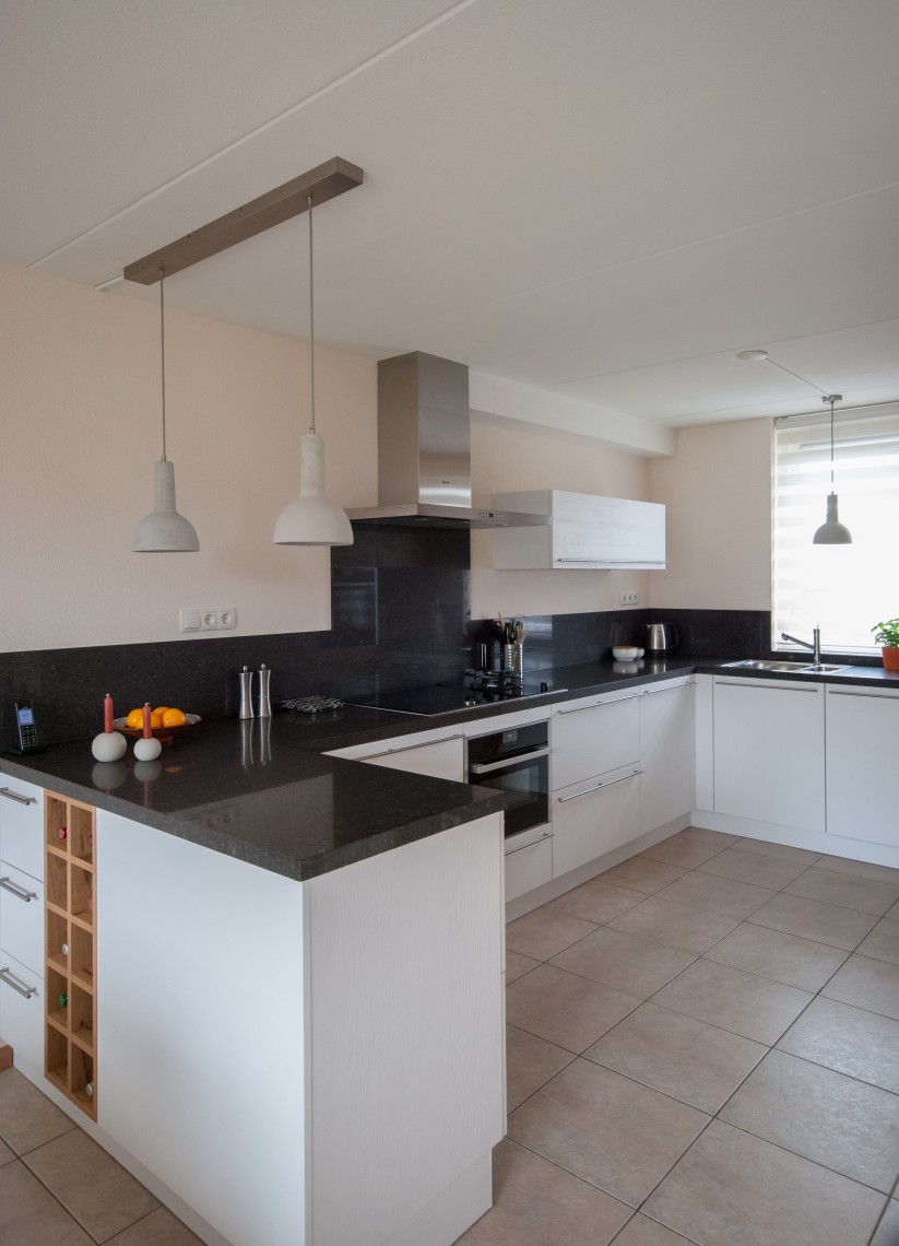 Witte keuken met houtlook in Gorinchem