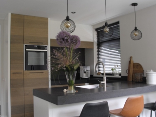 Met hoge apothekerskast Houten keukens