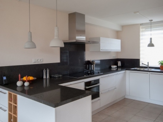 Witte keuken met houtlook in Gorinchem (totaalpakket) Witte keuken met houtlook in Gorinchem