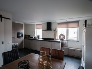 Open keuken in steengrijs met sfeer en stijl in Papendrecht Open keuken in steengrijs met sfeer en stijl in Papendrecht
