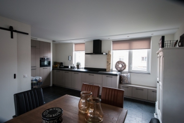 Open keuken in steengrijs met sfeer en stijl in Papendrecht