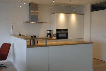 Moderne keuken met praktische details in appartement Papendrecht