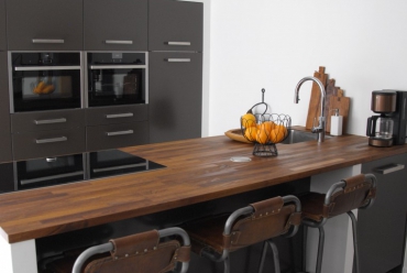 Moderne keuken met schiereiland in Hardinxveld-Giessendam