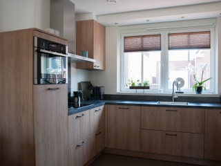 Houtlook keuken met Neff apparatuur in Hardinxveld-Giessendam Houtlook keuken in Hardinxveld-Giessendam