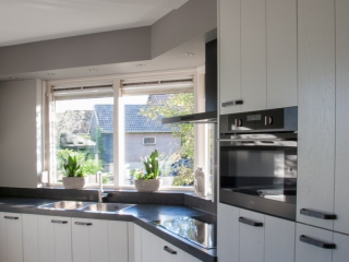Landelijk moderne grijze keuken in Brandwijk Landelijk moderne grijze keuken