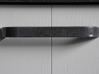 Stalen greep in landelijk moderne keuken Landelijk moderne grijze keuken