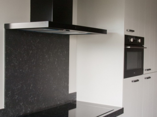 Mat zwarte afzuigkap van Pelgrim Landelijk moderne grijze keuken