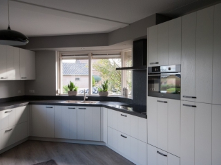Landelijk moderne keuken in Brandwijk (Zuid-Holland) Landelijk moderne grijze keuken