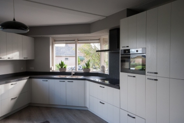 Landelijk moderne grijze keuken